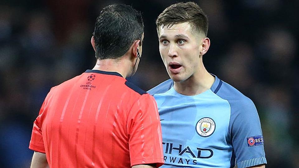 John Stones pada laga antara Manchester City dan Barcelona dalam ajang Liga Champions (01/11/16). - INDOSPORT